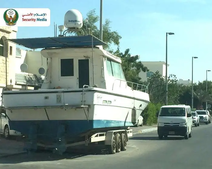 Una imagen de un barco en la entrada de una vivienda en Emiratos.