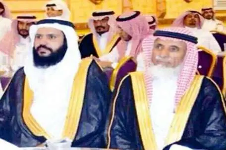 El saudí Awad bin Owaimir Al Dhuwaibi, primero por la derecha.