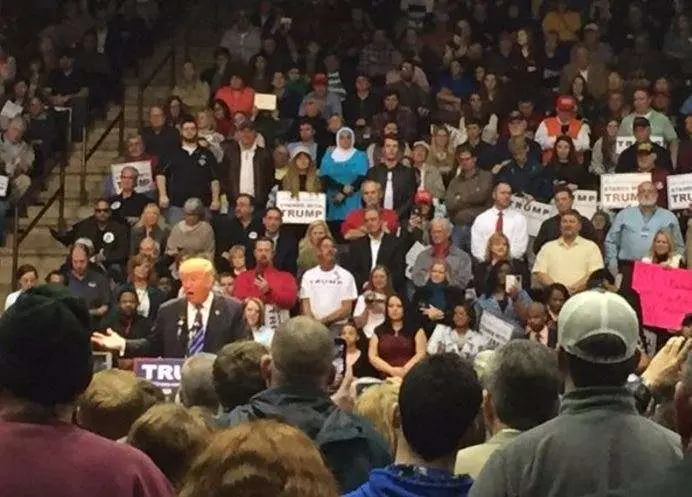 La mujer musulmana durante el mitin de Trump.