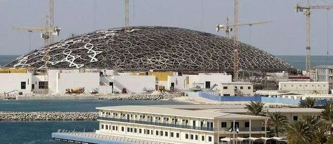 Cúpula central del museo del Louvre en Abu Dhabi.