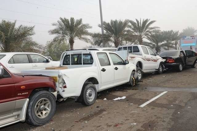 Coches apilados en la carretera Abu Dhabi-Al Ain