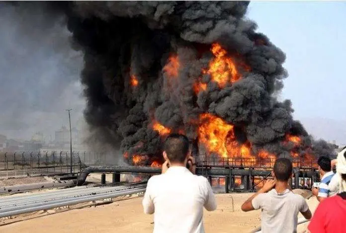 La refinería de Adén ya fue incendiada en junio de 2015.