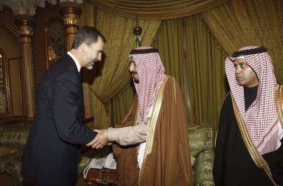 El rey de España en su visita a Riad en enero de 2015 por la muerte del rey saudí.