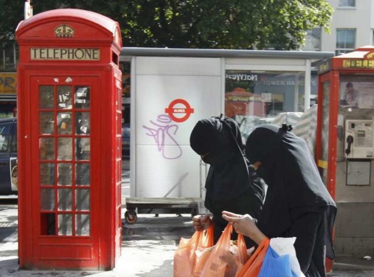 Dos mujeres musulmanas pasean por Londres.