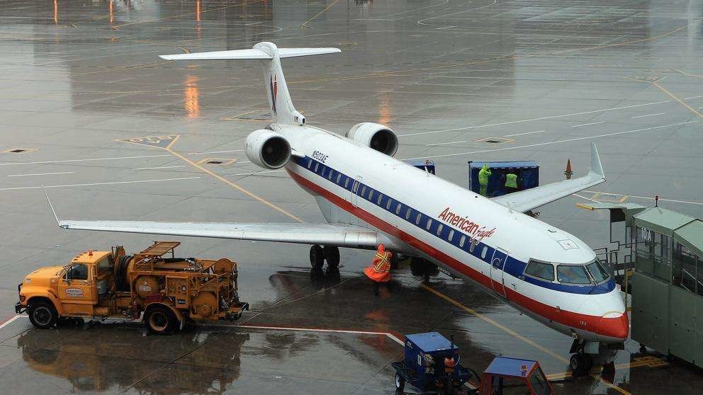 Un avión de American Airlines en el aeropuerto de Toronto.