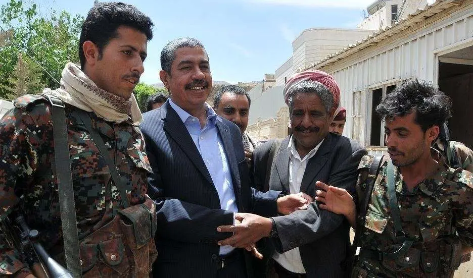 En el centro de la imagen con chaqueta el primer ministro de Yemen, Khaled Bahah.