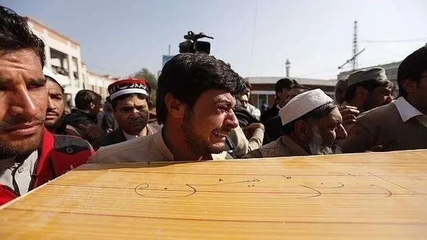 Traslado de una de las víctimas del ataque a la universidad de Bacha Khan de Charsadda.