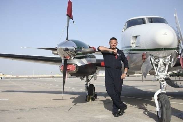 Un funcionario del Centro Nacional de Meteorología de Emiratos ante al avión siembra nubes.