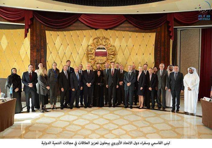  Foto de familia de Sheikha Lubna Bint Khalid Al Qasimi junto a los embajadores de Unión Europea en Abu Dhabi. (WAM)
