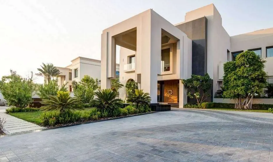 La fachada de la vivienda en Emirates Hills.