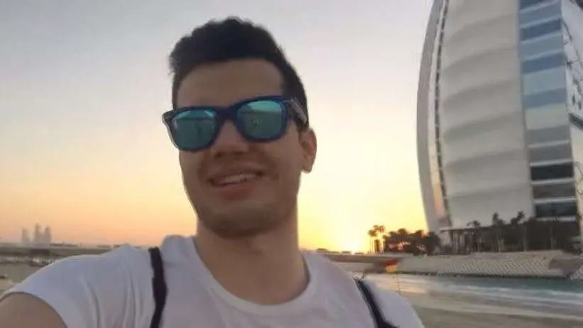 El famoso youtuber español Francisco Ramírez ante el Burj Al Arab.