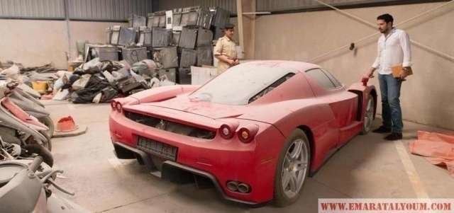 El Ferrari Enzo cubierto de polvo en un complejo policial de Dubai.