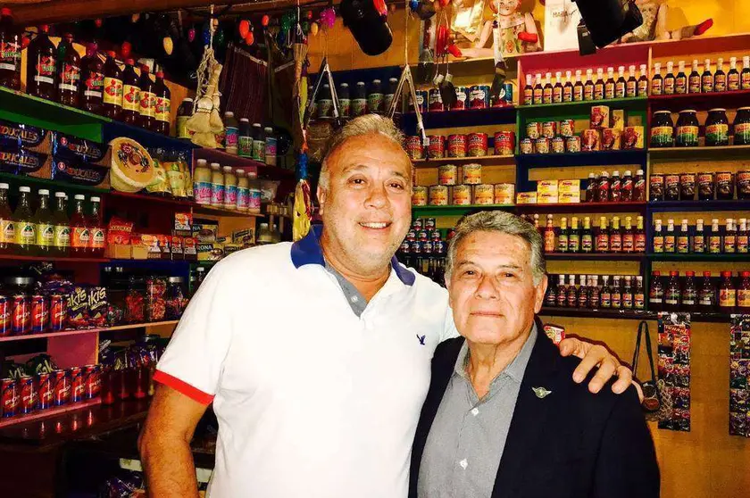 El capitán Jorge de Anda de Ávila y el general Javier Alvarado Téllez ante la Tiendita de María Bonita.