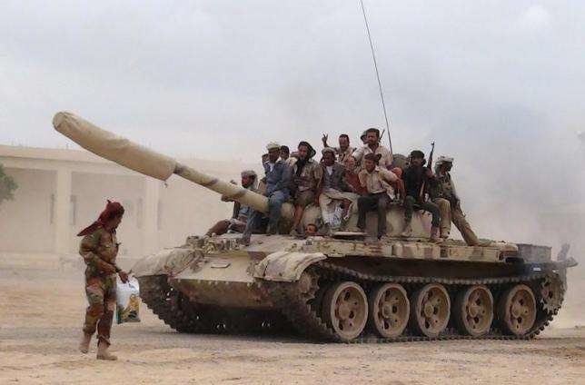 Fuerzas de la resistencia trasladan un tanque en Yemen.