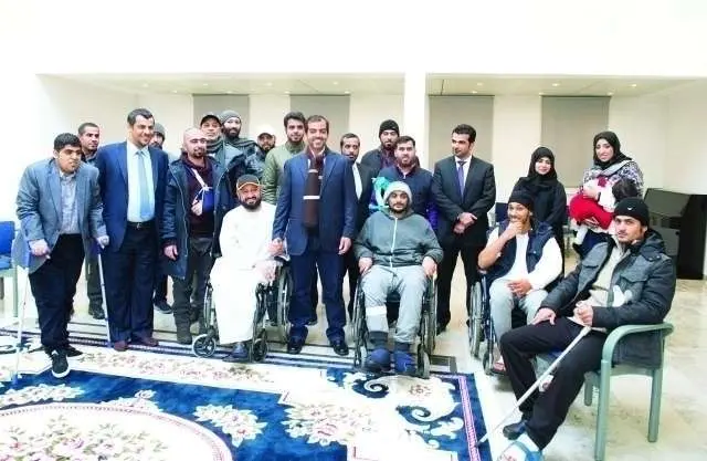 El jeque Hamed visitó a los heridos en los hospitales de Berlín, Bonn y Munich. (Al Bayan)