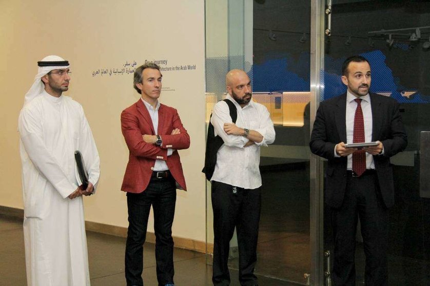 Nasser Abulhasan -izquierda- y Joaquín Pérez-Goicoechea durante una presentación en la Universidad de Sharjah. (EL CORREO)