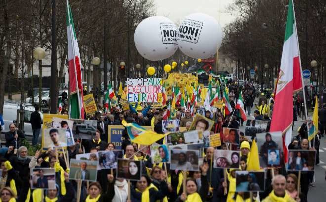 Miembros de la comunidad iraní en París protestan contra Rohani