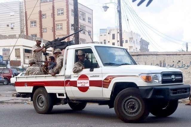 Militares de la Coalición Árabe vigilan las entradas de Adén.