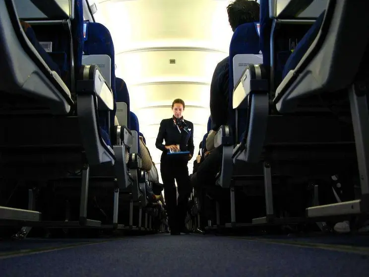 Pasillo de un avión.