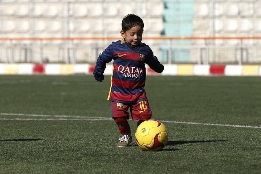 Murtaza Ahmadi con la equipación de Messi.