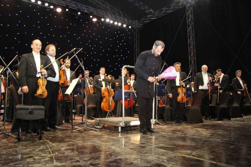 El director, Dima Slobodeniouk, y los músicos de la Orquesta Sinfónica de Galicia reciben la ovación del público en Al Ain. (EL CORREO)