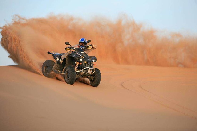 Un quad por las arenas del desierto de Dubai.