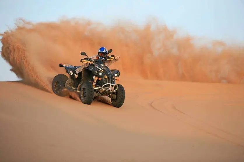 Un quad por las arenas del desierto de Dubai.