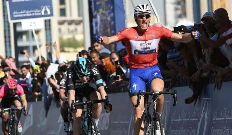 El alemán celebra la victoria en la meta del Dubai Tour.