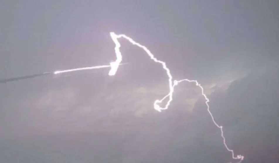 El momento en el que el rayo impacta con el avión.