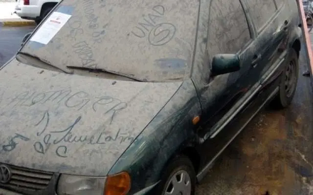 Imagen de un coche abandonado en la zona industrial de Abu Dhabi.