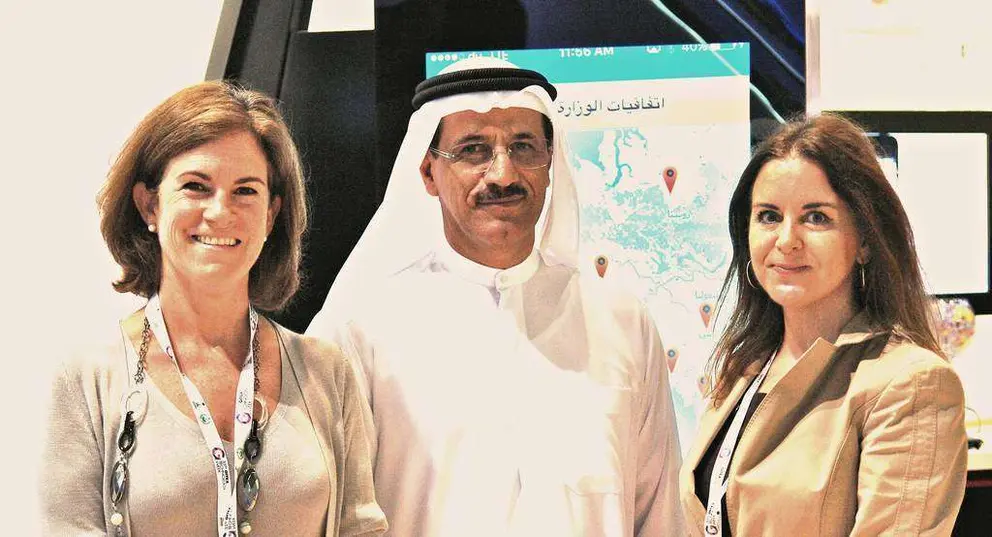 Sultán Al Mansouri, ministro de Economía de EAU, junto a las autoras del suplemento, María José Fernández -izquierda- y Eva Martín.