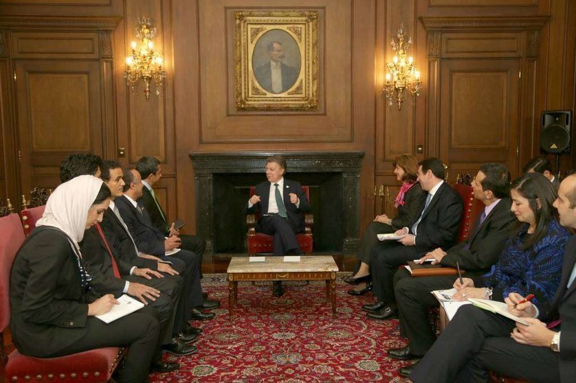 Encuentro entre el jeque Abdullah Bin Zayed Al Nahyan y el presidente de Colombia, Juan Manuel Santos, con presencia de la canciller María Ángela Holguín, y del embajador colombiano en Emiratos Árabes, Faihan Al-Fayez. (OP Cancillería de Colombia)