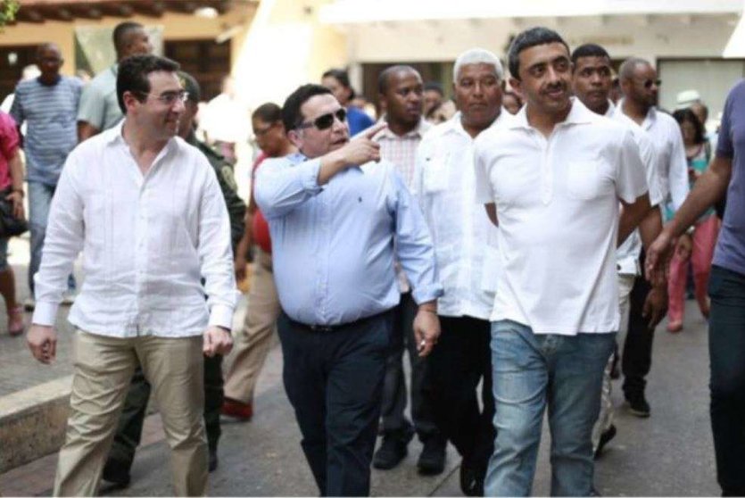 El canciller de Emiratos recorre las calles de Cartagena junto al alcalde de la ciudad y al embajador de Colombia en Abu Dhabi.