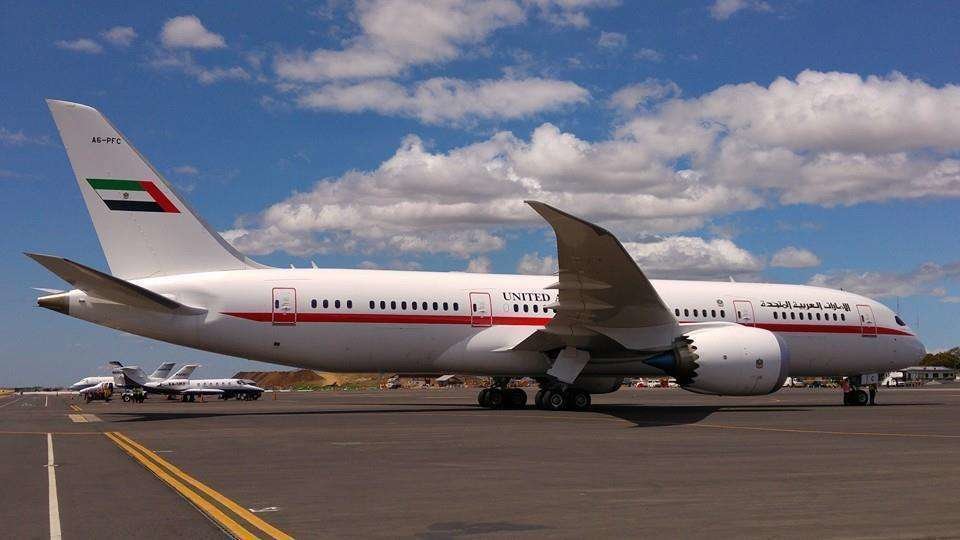 El avión en el que viaja el ministro de Exteriores de EAU en el aeropuerto de San José.