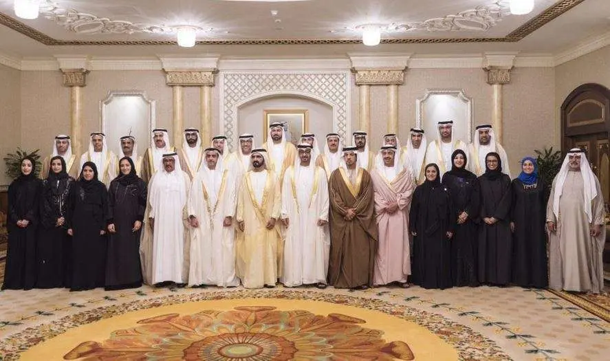 Foto de familia del nuevo Gobierno de Emiratos Árabes Unidos. (@HHShkMohd)