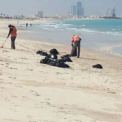 Los trabajadores están retirando la sustancia de la playa.