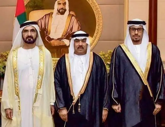 El jeque Al Maktoum junto a dos de los nuevos embajadores designados. (Internet)