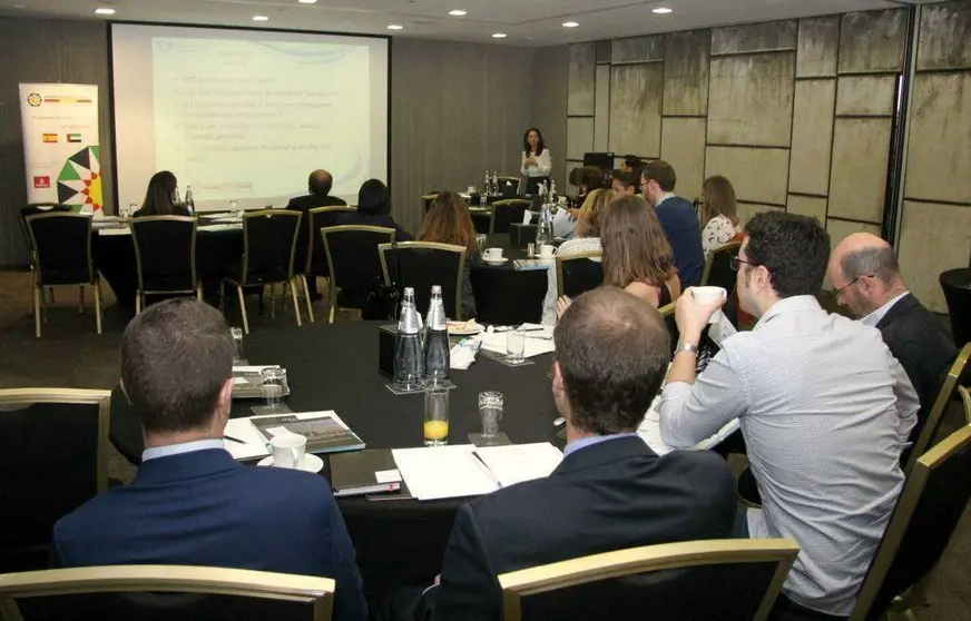 Numerosos expatriados acudieron al 'business breakfast' protagonizado por la abogada María Rubert atraídos por su interés en la nueva regulación laboral que rige en Emiratos Árabes. (EL CORREO)