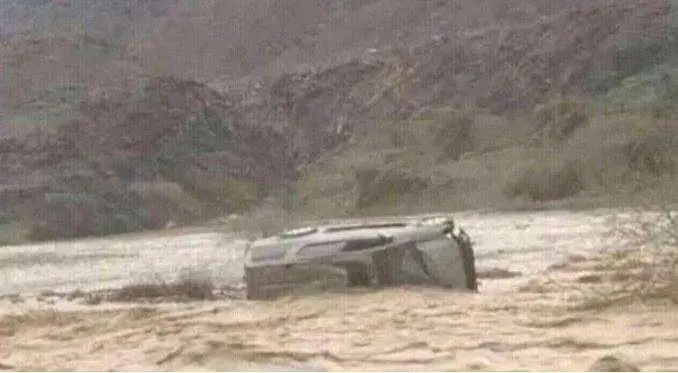 Coche arrastrado por las aguas en Ras Al Khaimah.