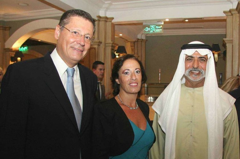 El jeque Nahyam bin Mubarak Al Nahyan junto a Rubén y Cecilia Caro en el "hasta luego" que han protagonizado en Abu Dhabi. (EL CORREO)