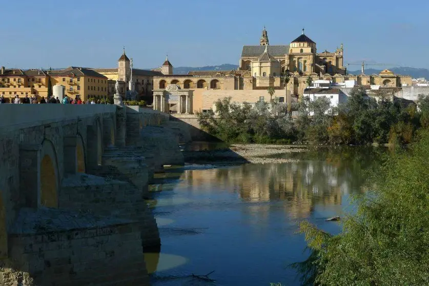 Perspectiva exterior de la Mezquita de Córdoba desde el río Guadalquivir. (José Rodríguez de Almodóvar)