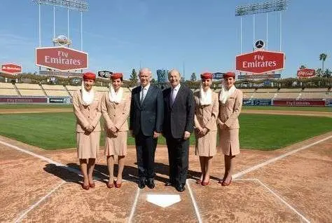 Equipo de Emirates Airline en el estadio de béisbol de Los Ángeles.