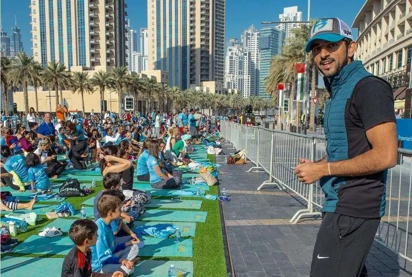 El jeque Hamdan se fotografió en la zona de niños practicando yoga.