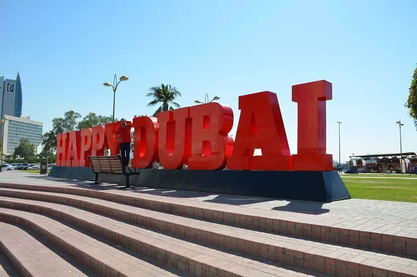 Pedro Amador, autor del texto, en Happy Dubai, el mensaje que la ciudad lanza a sus residentes y visitantes junto al Creek en el corazón de Deira. (Facebook de Pedro Amador)