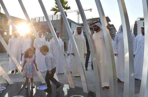 El jeque Mohammed durante su paseo por City Walk Dubai.