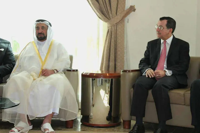 El gobernador de Sharjah y presidente de la Universidad del emirato, el jeque Sultán bin Mohamed Al Qasimi, durante su encuentro con el presidente del Patronato de Promotores del Museo Universidad de Navarra, Ángel Gómez Montoro. (EL CORREO)