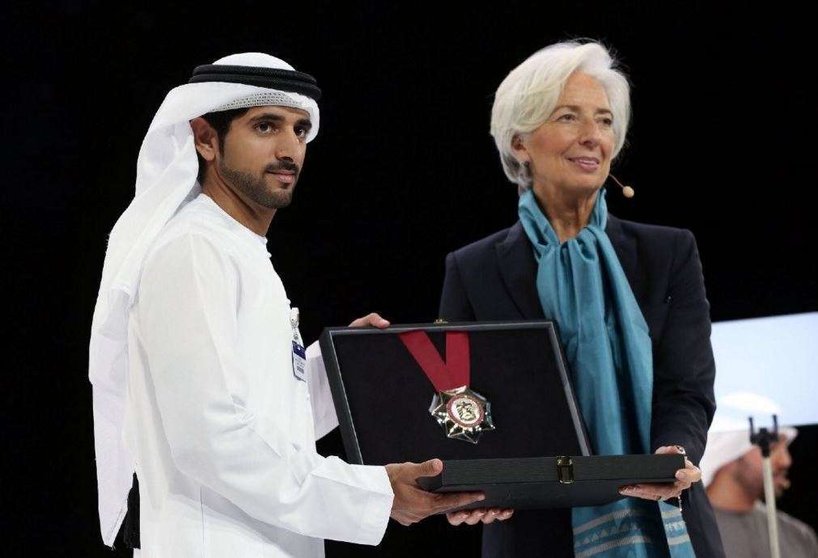 El jeque Hamdan bin Mohamed bin Rashid al Maktum, junto a la directora general del Fondo Monetario Internacional. (Twitter)
