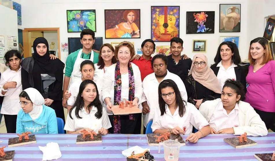 Maite Defruc, con los alumnos que han participado en su clase de modelado con arcilla en Rashid Center. (Cedida)