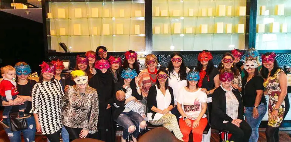 Asistentes al desayuno en Doha con las máscaras sobre el rostro.