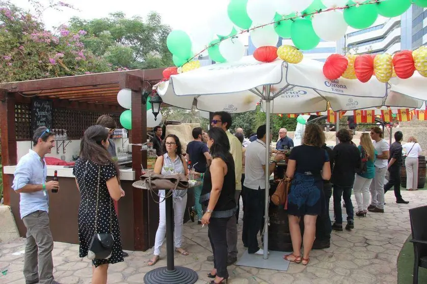 Gran ambiente en el Día de Andalucía celebrado en el Seville's de Dubai. (EL CORREO)